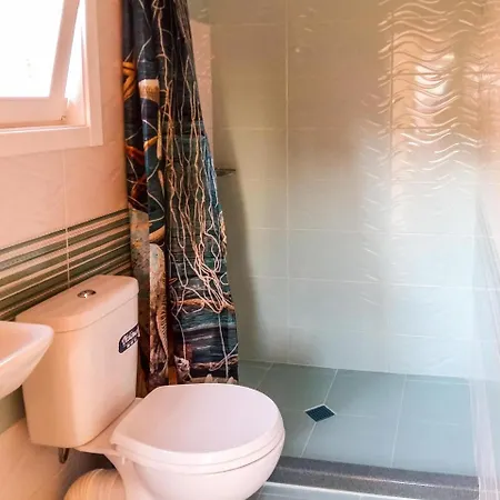 בית נופש Chic Bungalow With Rooftop Terrace Access And וארנה