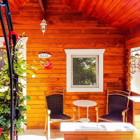 Chic Bungalow With Rooftop Terrace Access And Ваканционна къща