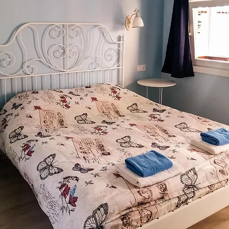 Chic Bungalow With Rooftop Terrace Access And Ваканционна къща Варна