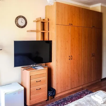 Chic Bungalow With Rooftop Terrace Access And Ваканционна къща