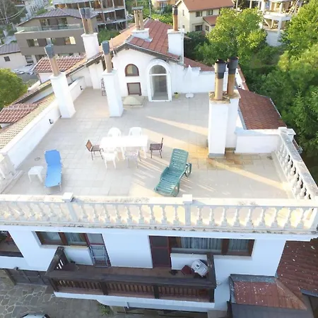 Ваканционна къща Chic Bungalow With Rooftop Terrace Access And Варна